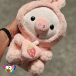 عروسک خوک شیک به دست