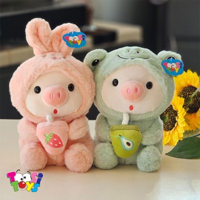 عروسک خوک شیک به دست