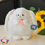 عروسک خرگوش هلو به دست