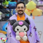 عروسک پتو بالشتی کرومی ملودی توت فرنگی به دست